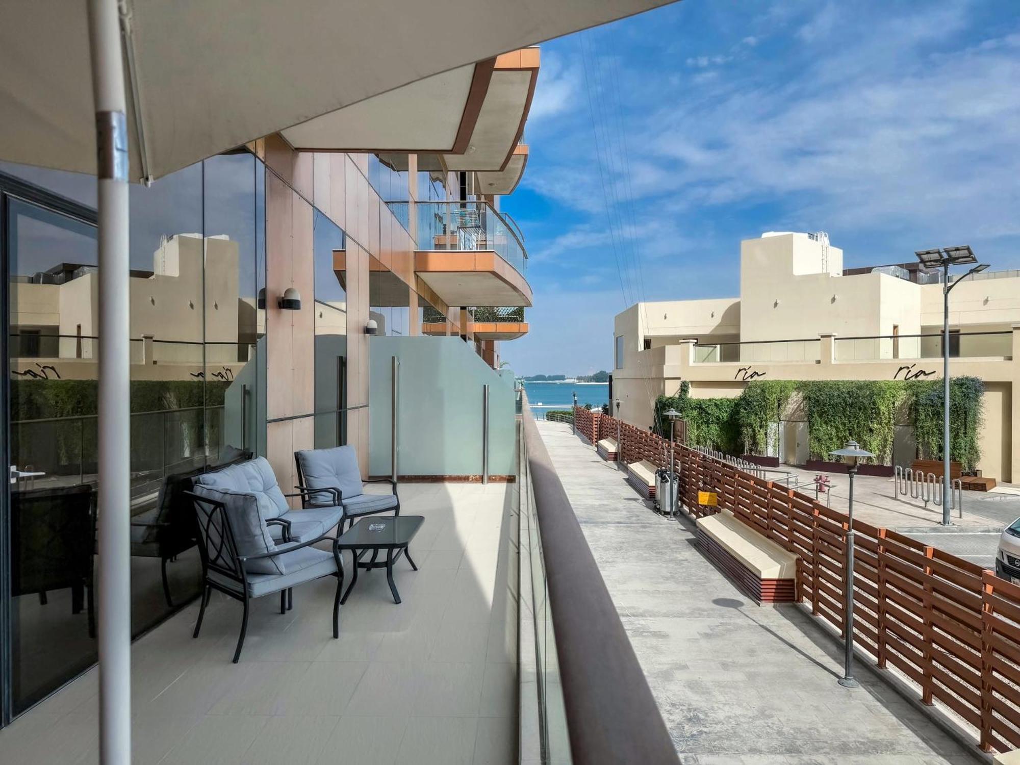 Modern Beachfront 1Br Apartment - Tiara Residence ดูไบ ภายนอก รูปภาพ